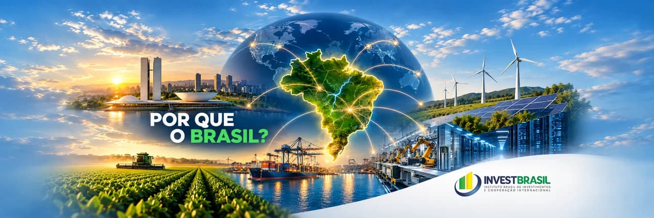 Fileiras de painéis solares em usina fotovoltaica sob céu com nuvens