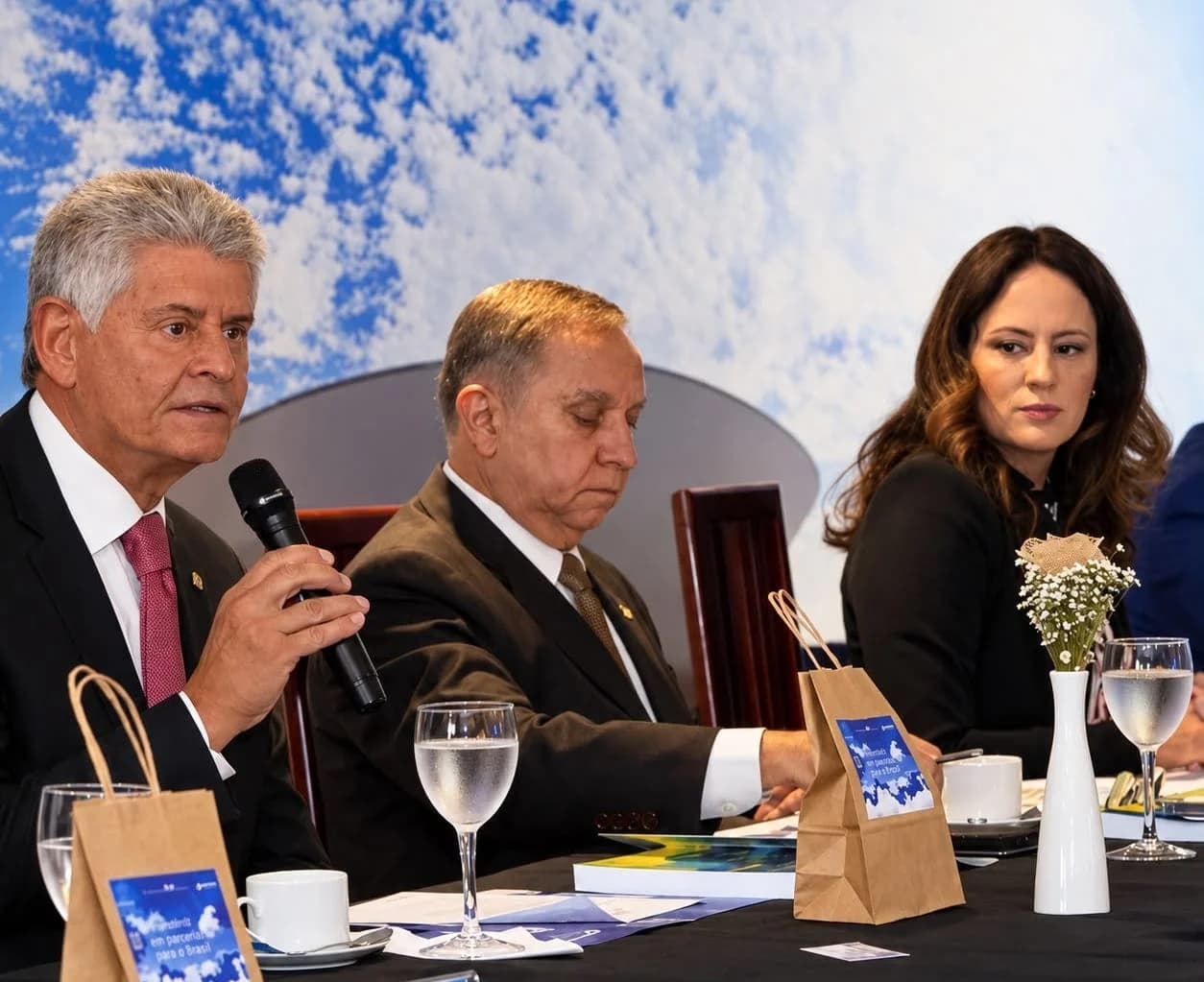 Mesa institucional do InvestBrasil com autoridade falando ao microfone