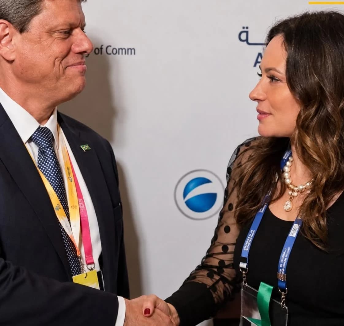 Aperto de mãos entre o governador de São Paulo e a presidente do Instituto InvestBrasil